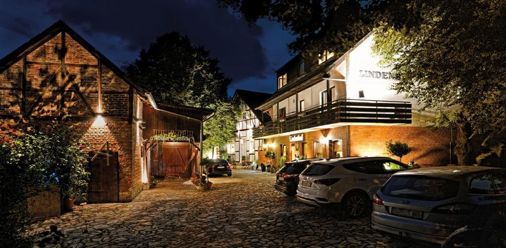 Landgasthaus & Hotel Lindenhof Кёнигслуттер-ам-Эльм Экстерьер фото