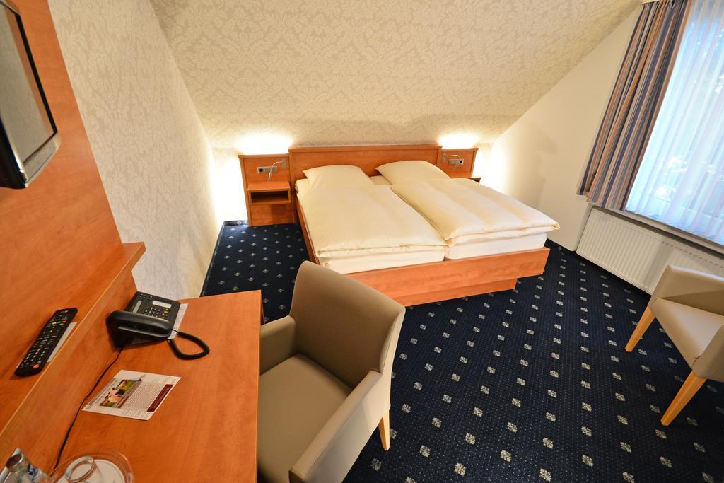 Landgasthaus & Hotel Lindenhof Кёнигслуттер-ам-Эльм Экстерьер фото